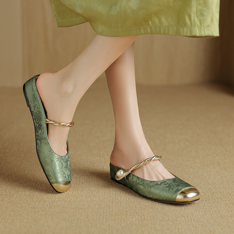 Elegant Slip-On Pumps - Luxurious Brocade & Pearl Detail for Comfort