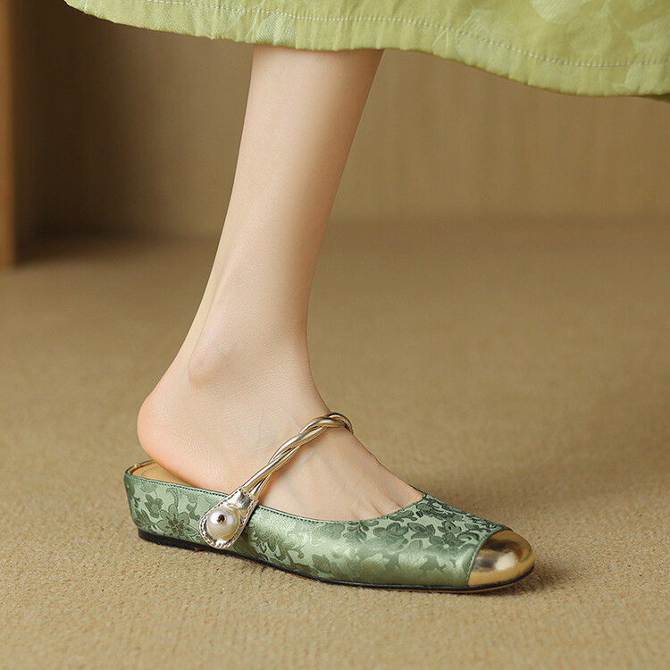 Elegant Slip-On Pumps - Luxurious Brocade & Pearl Detail for Comfort